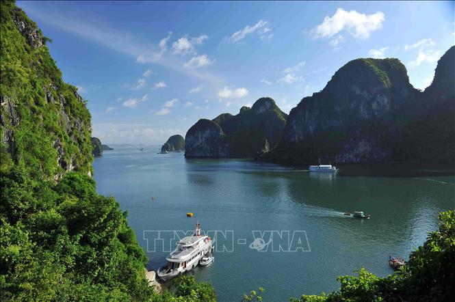 Trong ảnh: Di sản thiên nhiên thế giới Vịnh Hạ Long mang những giá trị đặc biệt, thắng cảnh thiên nhiên có một không hai trên thế giới. Ảnh: Minh Đức - TTXVN