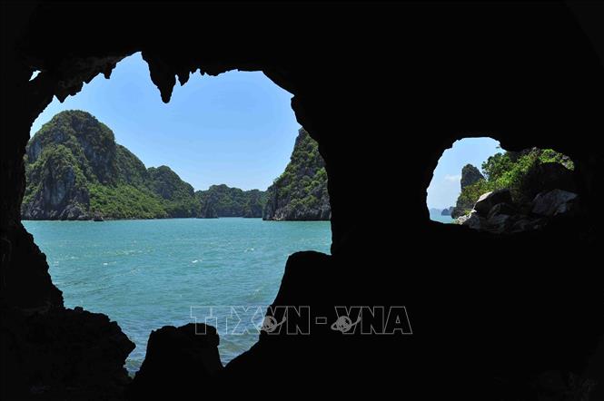 Trong ảnh: Di sản thiên nhiên thế giới Vịnh Hạ Long mang những giá trị đặc biệt về địa chất, địa mạo có một không hai trên thế giới. Ảnh: Minh Đức - TTXVN