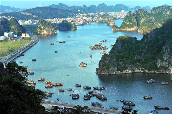 Trong ảnh: Vịnh Hạ Long nằm ở phía Tây vịnh Bắc Bộ bao gồm vùng biển đảo thuộc thành phố Hạ Long, Cẩm Phả và một phần của huyện đảo Vân Đồn của tỉnh Quảng Ninh. Ảnh: Minh Đức - TTXVN