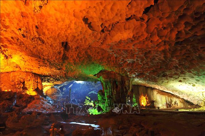 Trong ảnh: Hang Sửng Sốt nơi có vẻ đẹp kỳ vĩ của địa chất, địa mạo vượt cả trí tưởng tượng của con người. Ảnh: Minh Đức - TTXVN