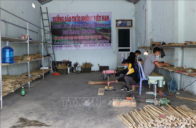 Xưởng sáo trúc của 3 chàng thanh niên người Mông tạo viẹc làm cho 3-5 lao động địa phương. Ảnh: Việt Hoàng - TTXVN