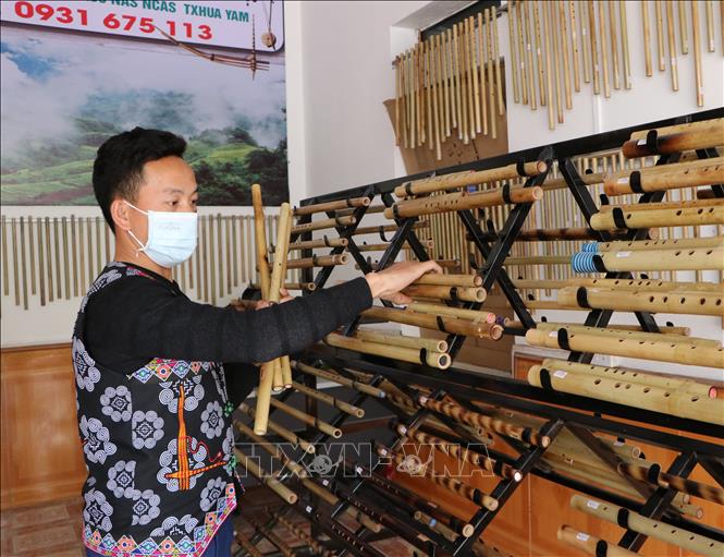 Anh Ma A Cháng, ở bản Sin Câu, xã Giang Ma, huyện Tam Đường trưng bày sản phẩm sáo Mông. Ảnh: Việt Hoàng - TTXVN