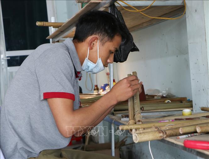 Xưởng sáo trúc của 3 chàng thanh niên người Mông tạo việc làm cho 3-5 lao động địa phương. Ảnh: Việt Hoàng - TTXVN