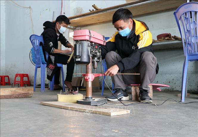 Xưởng sáo trúc của 3 chàng thanh niên người Mông tạo việc làm cho 3-5 lao động địa phương. Ảnh: Việt Hoàng - TTXVN