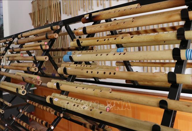 Cửa hàng sáo trúc của Ma A Cháng và những người bạn chủ yếu trưng bày sản phẩm sáo đôi và sáo kép. Ảnh: Việt Hoàng - TTXVN