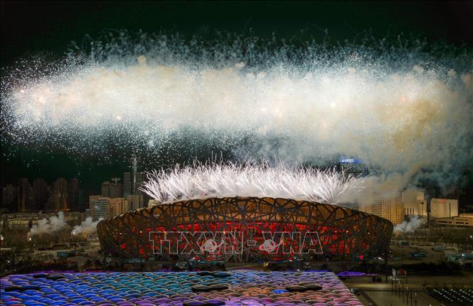 Trong ảnh: Pháo hoa trong lễ khai mạc Olympic mùa Đông Bắc Kinh 2022 tại Sân vận động quốc gia Tổ chim ở thủ đô Bắc Kinh, Trung Quốc, ngày 4/2/2022. Ảnh: THX/TTXVN