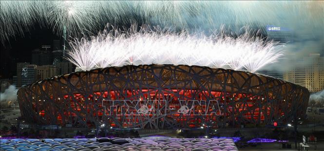 Trong ảnh: Pháo hoa trong lễ khai mạc Olympic mùa Đông Bắc Kinh 2022 tại Sân vận động quốc gia Tổ chim ở thủ đô Bắc Kinh, Trung Quốc, ngày 4/2/2022. Ảnh: THX/TTXVN