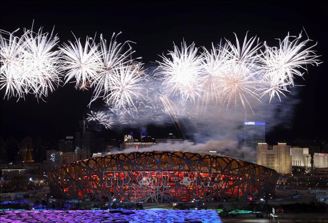 Trong ảnh: Pháo hoa trong lễ khai mạc Olympic mùa Đông Bắc Kinh 2022 tại Sân vận động quốc gia Tổ chim ở thủ đô Bắc Kinh, Trung Quốc, ngày 4/2/2022. Ảnh: THX/TTXVN