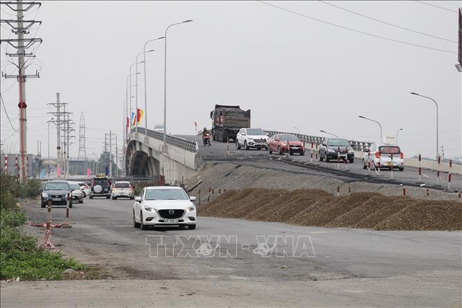 Nhiều lái xe phải quay đầu tại khu vực cầu Nam Bình. Ảnh: Đức Phương - TTXVN