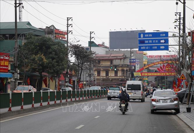 Biển chỉ dẫn hướng vào cao tốc đặt tại ngã tư giao Quốc lộ 10 với đường Trần Nhân Tông (thành phố Ninh Bình). Ảnh: Đức Phương - TTXVN