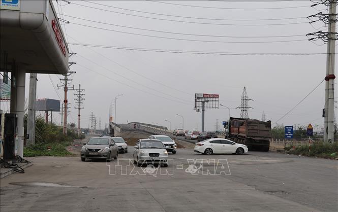 Nhiều lái xe phải quay đầu tại khu vực cầu Nam Bình. Ảnh: Đức Phương - TTXVN