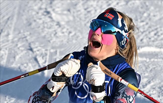 Trong ảnh: Vận động viên Therese Johaug của Na Uy giành HCV ở nội dung 15 km trượt tuyết băng đồng của nữ tại Olympic mùa Đông Bắc Kinh 2022, Trung Quốc ngày 5/2/2022. Ảnh: THX/TTXVN