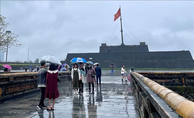 Du khách thăm Đại Nội Huế để lưu lại những khoảnh khắc đầu năm mới. Ảnh: Mai Trang/TTXVN