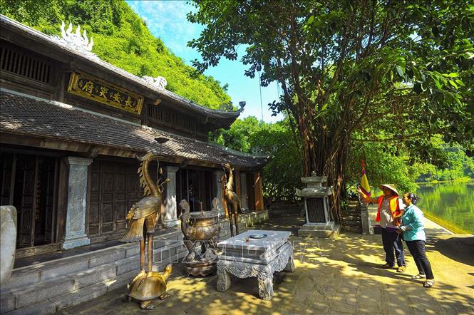 Trong ảnh: Du khách tham quan đền Trình trong quần thể danh thắng Tràng An. Ảnh: Minh Đức - TTXVN

