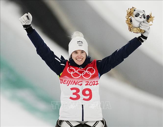 Trong ảnh: VĐV Slovenia Ursa Bogataj giành HCV nội dung trượt tuyết nhảy xa đồi thường cá nhân nữ tại Olympic Bắc Kinh 2022 ngày 5/2/2022. Ảnh: Kyodo/TTXVN