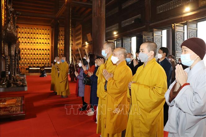 Thực hiện nghi lễ dâng hương. Ảnh: Đức Phương - TTXVN