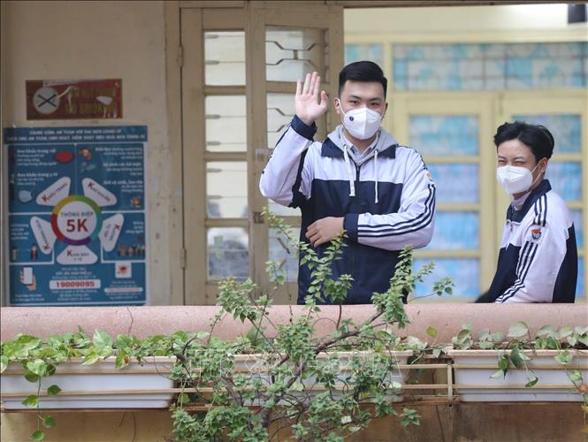 Học sinh khối 12 trường THPT Việt Đức hân hoan tới trường sau kỳ nghỉ Tết. Ảnh: Thanh Tùng - TTXVN 