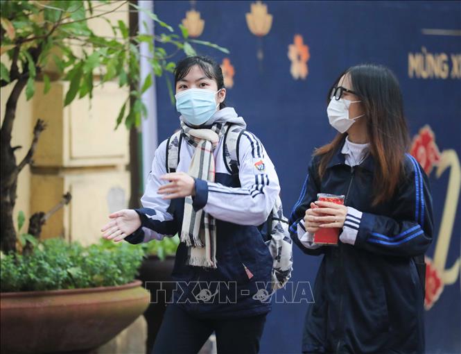 Học sinh khối 12 trường THPT Việt Đức hân hoan tới trường sau kỳ nghỉ Tết. Ảnh: Thanh Tùng - TTXVN 