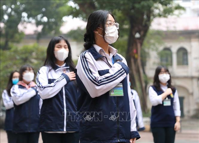 Giờ chào cờ đầu tiên trong năm mới Nhâm Dần 2022 của học sinh khối 12, trường THPT Việt Đức. Ảnh: Thanh Tùng - TTXVN 