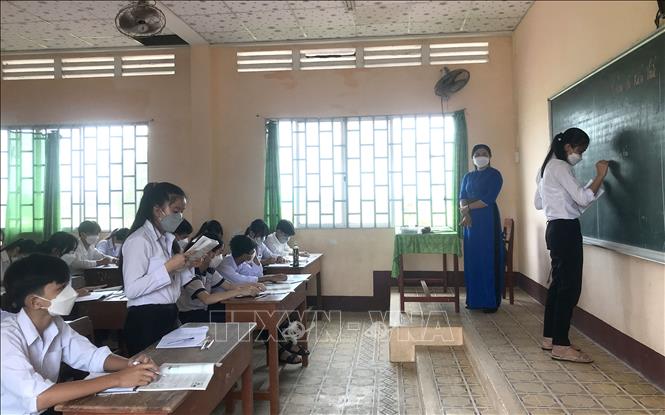 Trong ảnh: Các em học sinh được ôn tập, củng cố kiến thức sau thời gian dài học trực tuyến. Ảnh: Lê Thúy Hằng - TTXVN