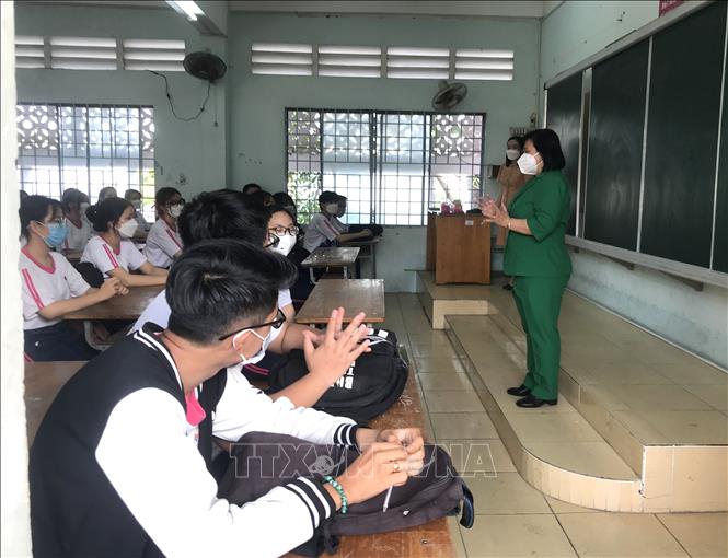 Trong ảnh: Bà  Đỗ Thị Kim Loan, Hiệu trưởng Trường Trung học Phổ thông Vĩnh Long động viên, nhắc nhở học sinh các quy định về phòng, chống dịch COVID-19 khi học trực tiếp. Ảnh: Lê Thúy Hằng – TTXVN