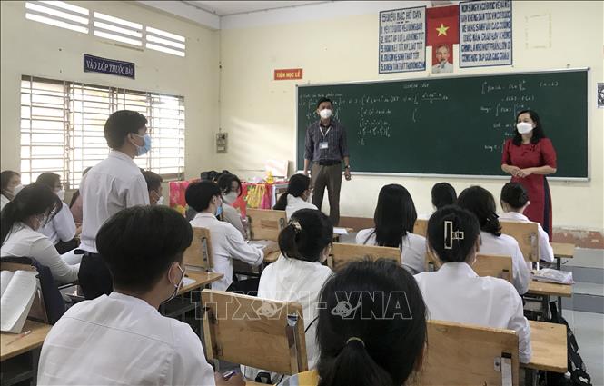 Trong ảnh: Giám đốc Sở Giáo dục và Đào tạo tỉnh Vĩnh Long Trương Thanh Nhuận động viên, nhắc nhở học sinh các quy định về phòng, chống dịch COVID-19 khi học trực tiếp. Ảnh: Lê Thúy Hằng - TTXVN