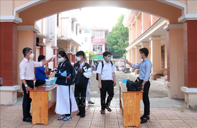 Trong ảnh: Học sinh được đo thân nhiệt trước khi vào lớp. Ảnh: Lê Thúy Hằng – TTXVN