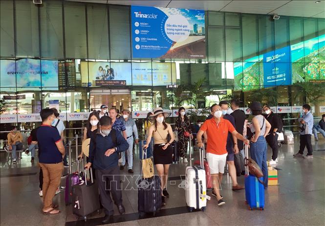 Photo: Passengers at Tan Son Nhat Airport. VNA Photo: Tiến Lực 