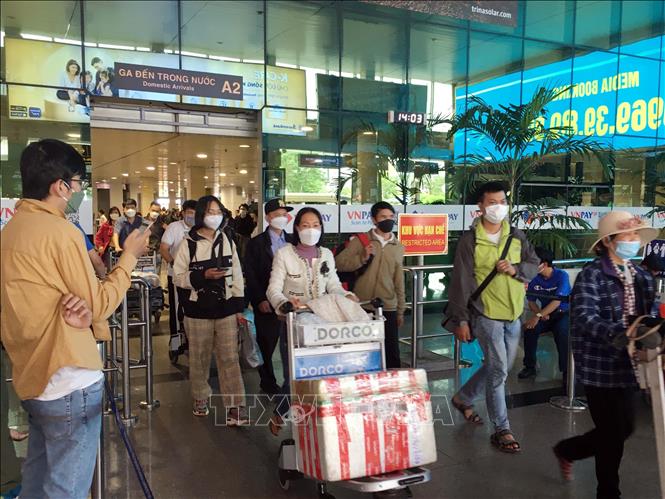 Photo: Passengers at Tan Son Nhat Airport. VNA Photo: Tiến Lực 