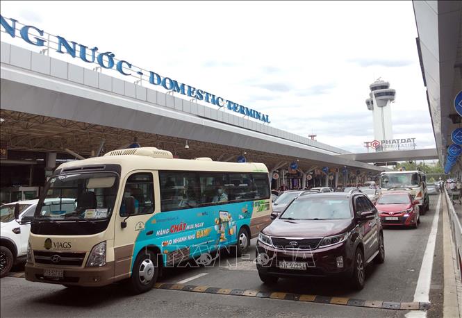 Photo: Tan Son Nhat Airport is crowded with traffic. VNA Photo: Tiến Lực 
