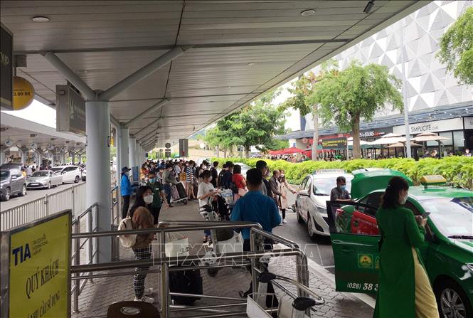 Photo: Tan Son Nhat Airport is crowded with traffic. VNA Photo: Tiến Lực 