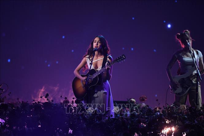 Trong ảnh (tư liệu): Nữ ca sĩ Olivia Rodrigo biểu diễn tại Lễ trao giải âm nhạc Mỹ ở Los Angeles ngày 21/11/2021. Ảnh: AFP/ TTXVN