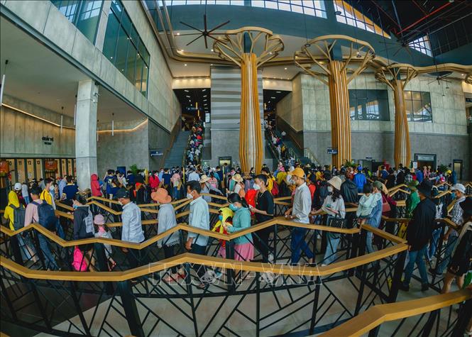 Nhà ga cáp treo lớn nhất thế giới tại núi Bà Đen (Tây Ninh) tấp nập khách du lịch. Ảnh: Thanh Tân - TTXVN