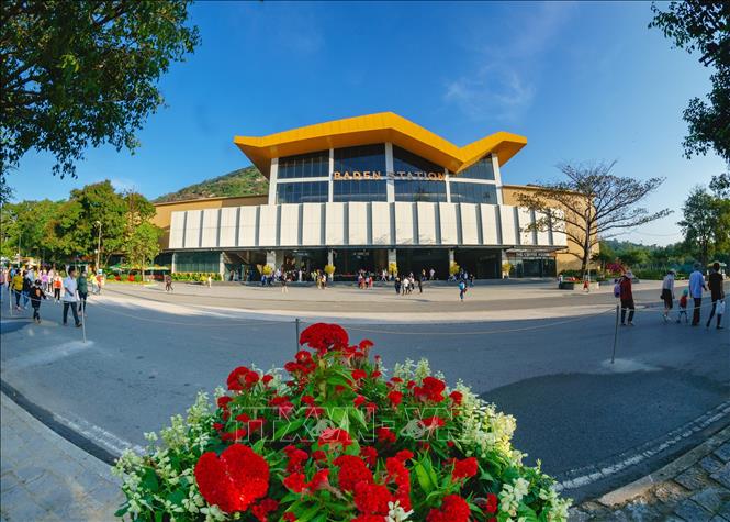 Nhà ga cáp treo lớn nhất thế giới tại núi Bà Đen (Tây Ninh) tấp nập khách du . Ảnh: Thanh Tân - TTXVN