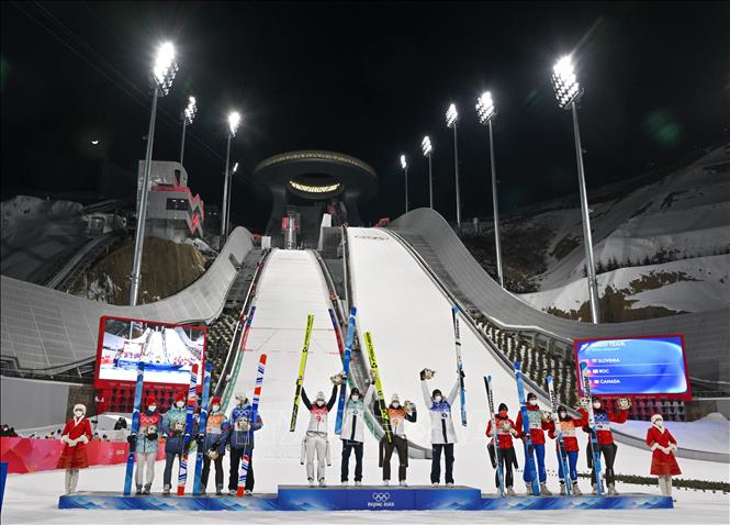 Trong ảnh: Các VĐV Slovenia (giữa) giành HCV nội dung trượt tuyết nhảy xa đồng đội nam nữ tại Olympic mùa Đông Bắc Kinh 2022, Trung Quốc, ngày 7/2/2022. Ảnh: THX/TTXVN