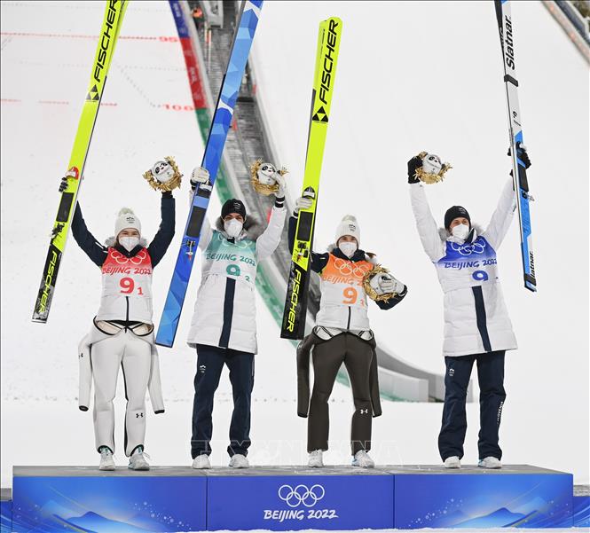 Trong ảnh: Các VĐV Slovenia giành HCV nội dung trượt tuyết nhảy xa đồng đội nam nữ tại Olympic mùa Đông Bắc Kinh 2022, Trung Quốc, ngày 7/2/2022. Ảnh: THX/TTXVN