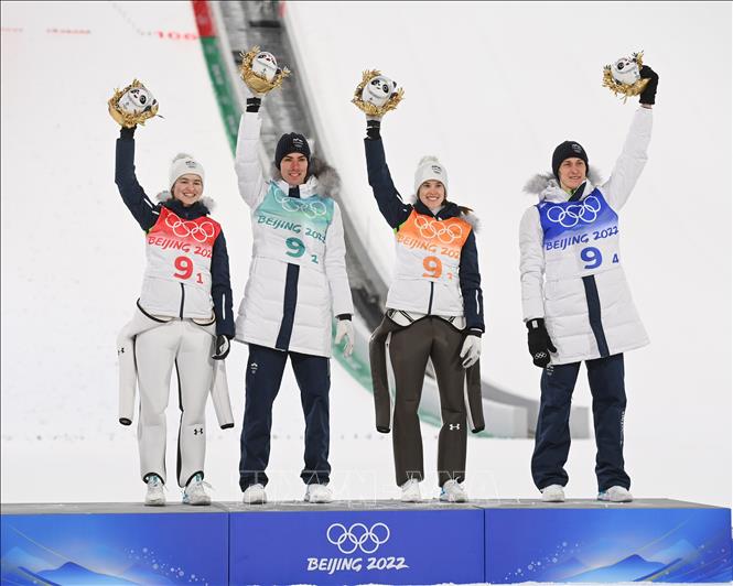 Trong ảnh: Các VĐV Slovenia giành HCV nội dung trượt tuyết nhảy xa đồng đội nam nữ tại Olympic mùa Đông Bắc Kinh 2022, Trung Quốc, ngày 7/2/2022. Ảnh: THX/TTXVN
