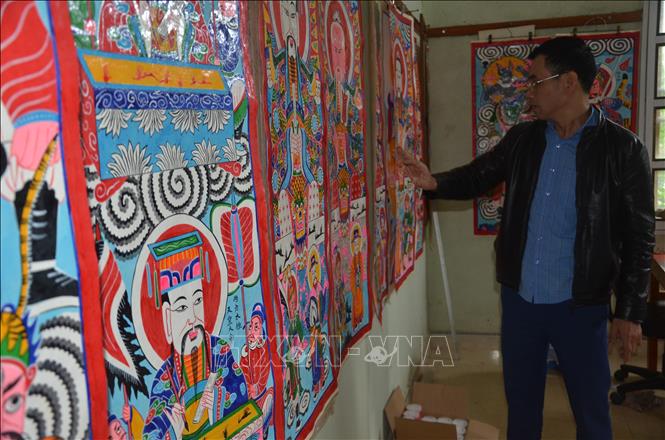 Trong ảnh: Ông Triệu Hùng Cường (thôn Thạch An, xã Cẩm Liên, huyện Cẩm Thủy) là một trong số ít người theo đuổi nghề vẽ tranh thờ của dân tộc Dao ở Thanh Hóa. Ảnh: Hoa Mai - TTXVN