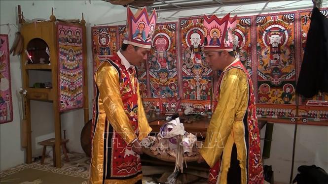 Trong ảnh: Bộ tranh thờ được trưng bày trong lễ cấp sắc tại xã Cẩm Liên, huyện Cẩm Thủy. Ảnh: Hoa Mai - TTXVN