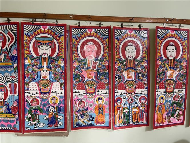 Trong ảnh: Một bộ tranh thờ trong phòng tranh của ông Triệu Hùng Cường. Ảnh: Hoa Mai - TTXVN