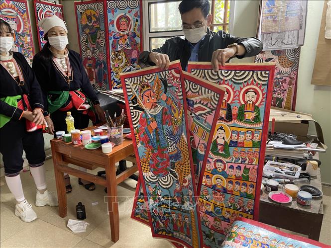 Trong ảnh: Người Dao thường thờ các bộ tranh như bộ Sò phảng, bộ Hành sư, bộ Tam Thanh đại đường...  trong đó nổi bật và phổ biến nhất chính là bộ Tam Thanh đại đường. Ảnh: Hoa Mai - TTXVN