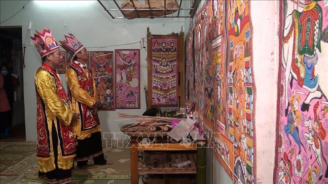 Trong ảnh: Đối với người Dao, tranh thờ chiếm một vị trí quan trọng trong đời sống tinh thần và tâm linh nhất là thời điểm đầu xuân năm mới. Ảnh: Hoa Mai - TTXVN