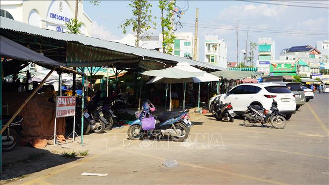 Trong ảnh: Nơi đậu xe công cộng đã trở thành điểm giữ xe riêng cho Chi nhánh Ngân hàng Agribank Hoà Thành. Ảnh: Thanh Tân - TTXVN