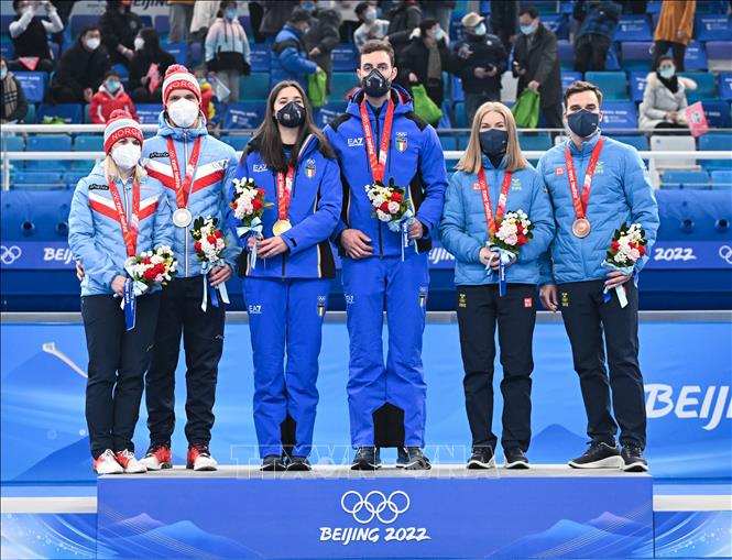 Trong ảnh: Các VĐV Stefania Constantini và Amos Mosaner của Italy (giữa) giành HCV nội dung bi đá trên băng đôi nam nữ phối hợp tại Olympic mùa Đông Bắc Kinh 2022, Trung Quốc, ngày 8/2/2022. Ảnh: THX/TTXVN