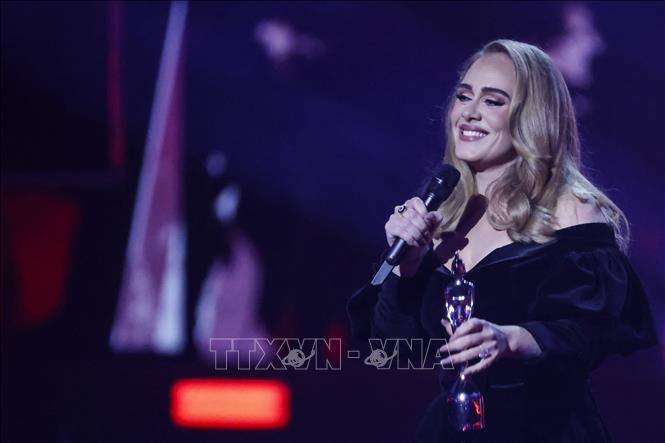Trong ảnh: Nữ ca sĩ Adele nhận giải 