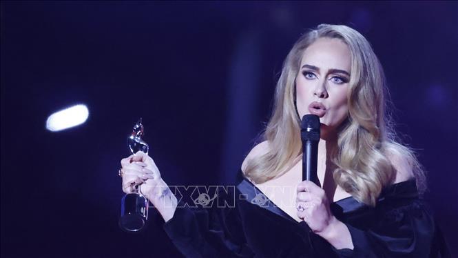 Trong ảnh: Nữ ca sĩ Adele nhận giải 