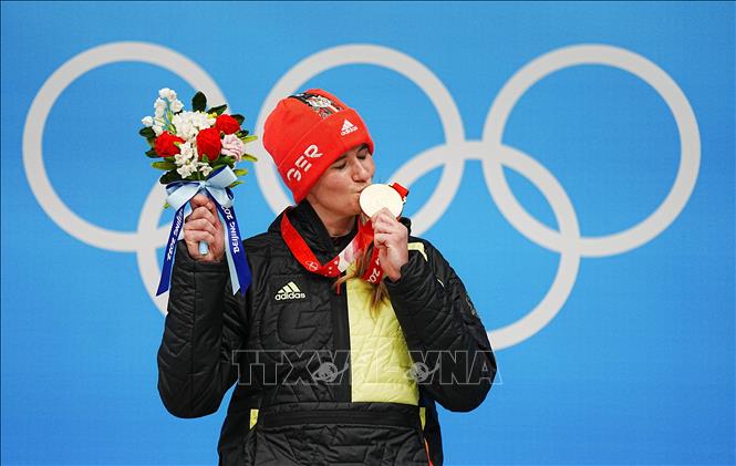 Trong ảnh: VĐV Natalie Geisenberger đoạt Huy chương Vàng cá nhân ở môn trượt máng nằm ngửa tại  Olympic mùa Đông 2022 ở thủ đô Bắc Kinh, Trung Quốc,  ngày 8/2/2022. Ảnh: THX/TTXVN