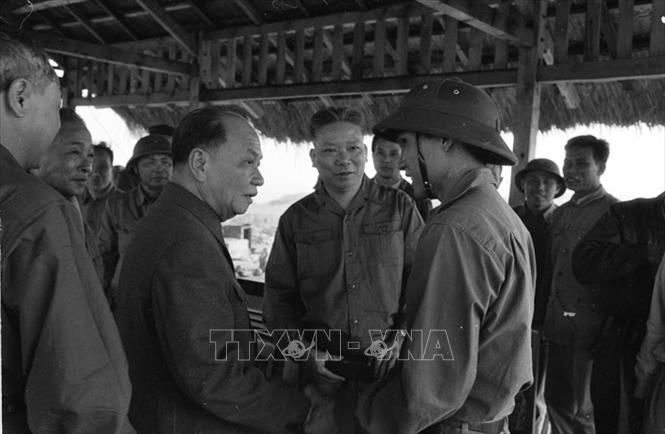 Tổng Bí thư Trường Chinh trò chuyện với anh hùng Lê Mã Lương trong chuyến thăm Quảng Trị (năm 1974). Ảnh: Lâm Hồng - TTXVN