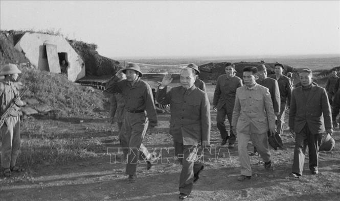 Tổng Bí thư Trường Chinh thăm căn cứ Dốc Miếu, Quảng Trị (15/1/1974). Ảnh: Lâm Hồng - TTXVN