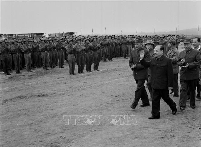 Tổng Bí thư Trường Chinh thăm và chúc Tết Bộ đội Trường Sơn (năm 1974). Ảnh: Lâm Hồng - TTXVN